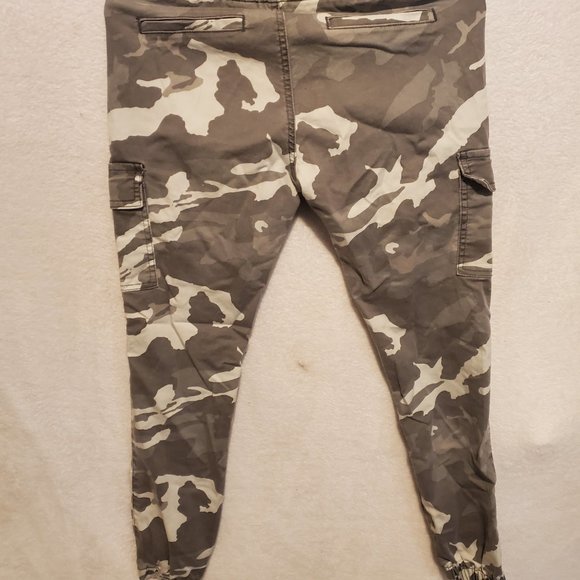 Women's size 7/8 camo joggers - Picture 2 of 2
